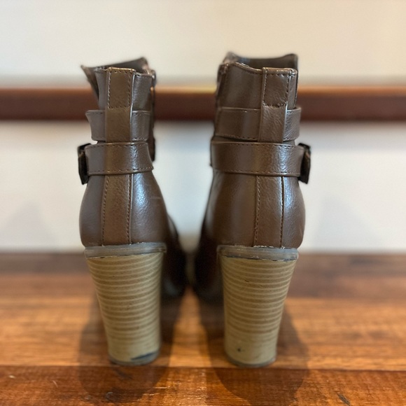 Brown heeled ankle boots, stylish and comfortable with cute buckle detail - Picture 3 of 4
